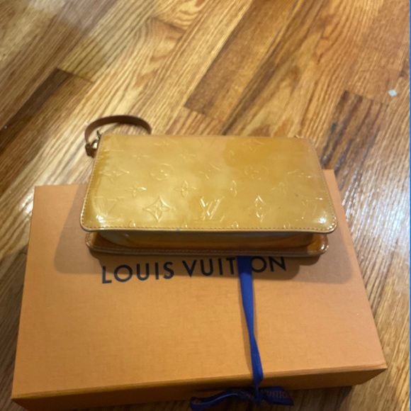 Louis Vuitton - Picture 2 of 10